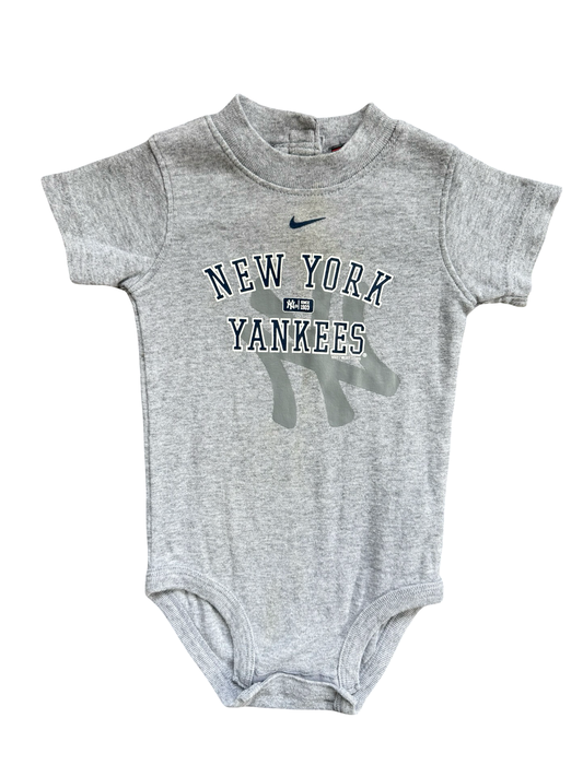 Nike Yankees bodysuit (6-9m)